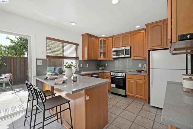 27818 Del Norte Ct, Hayward, CA 94545