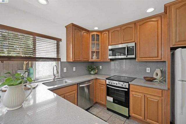 27818 Del Norte Ct, Hayward, CA 94545