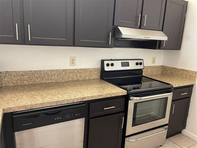 1032 Twin Lakes Dr 21-G, Coral Springs, FL 33071