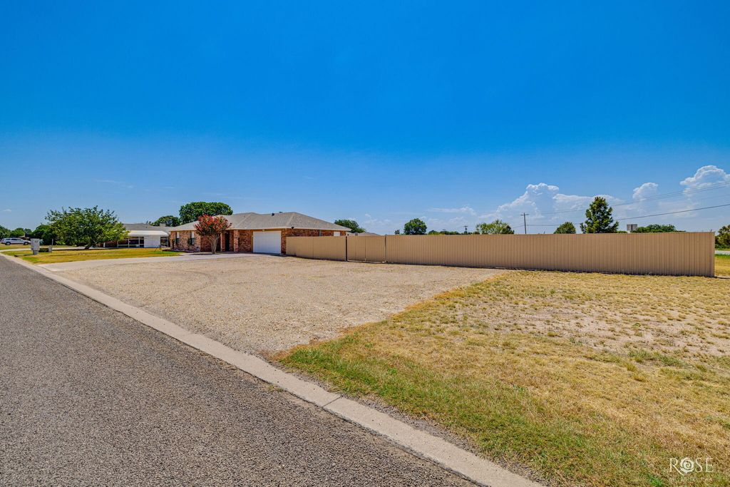 Image 4 of property listing at 1001 Cricket Lane, San Angelo, TX 76905