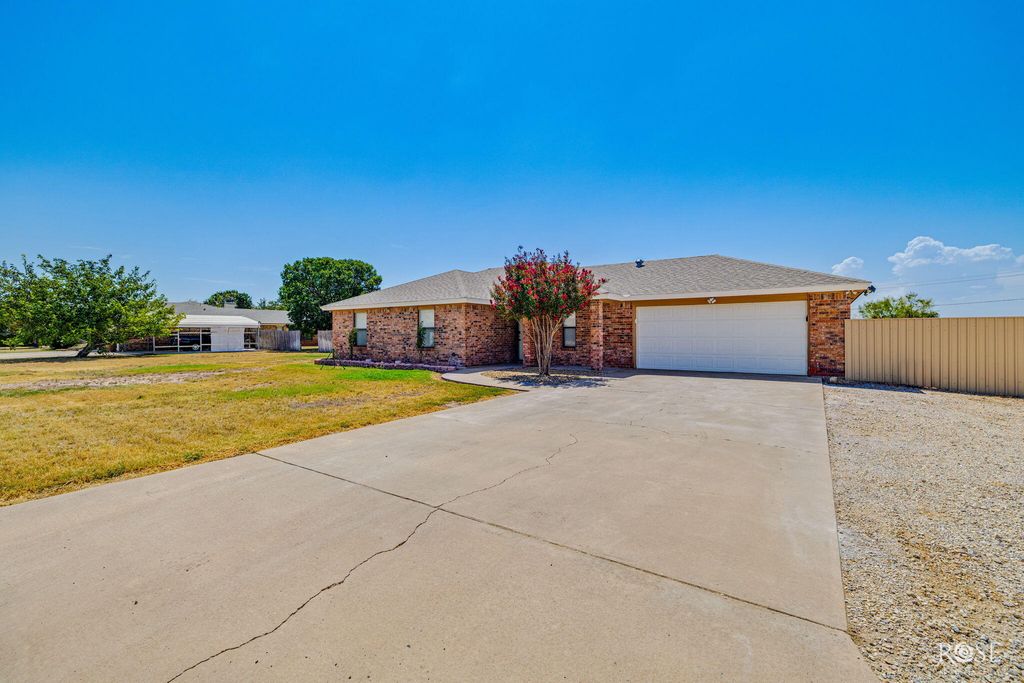 Image 5 of property listing at 1001 Cricket Lane, San Angelo, TX 76905
