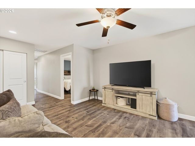 1017 S VIEW Dr, Molalla, OR 97038