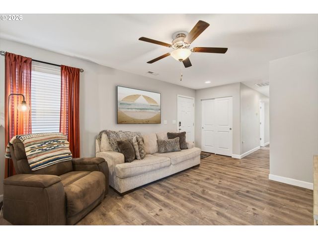 1017 S VIEW Dr, Molalla, OR 97038