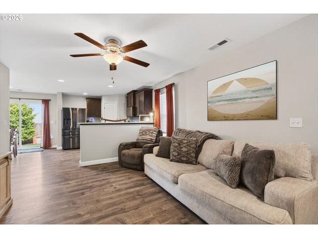 1017 S VIEW Dr, Molalla, OR 97038