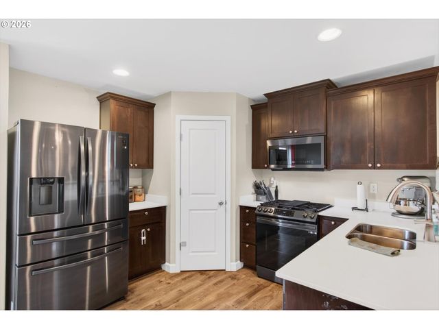 1017 S VIEW Dr, Molalla, OR 97038