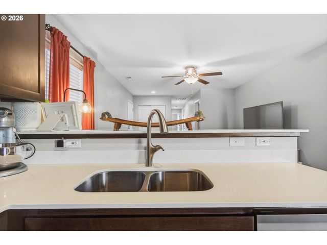 1017 S VIEW Dr, Molalla, OR 97038