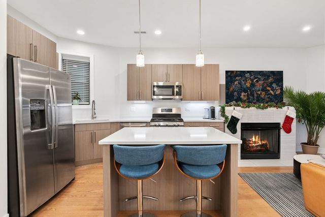 807 W Bradley Place 2, Chicago, IL 60613