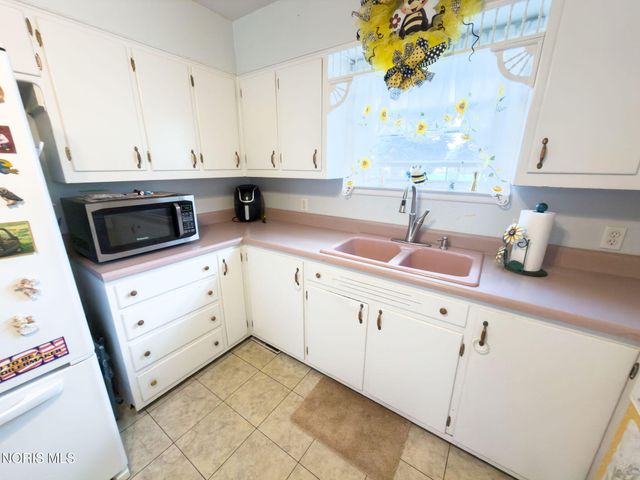 408 Dillrose Drive, Northwood, OH 43619