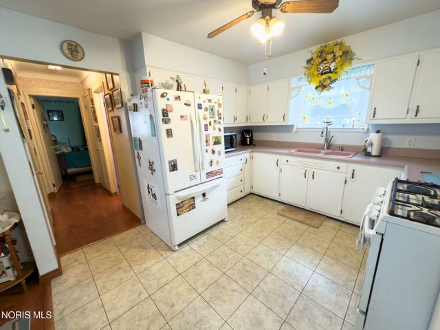 408 Dillrose Drive, Northwood, OH 43619