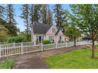891 E 1ST St, Coquille, OR 97423