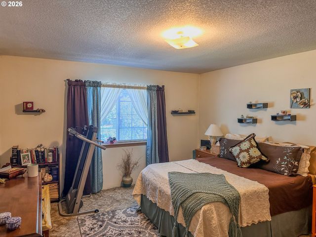 18309 PORTLAND Ave, Gladstone, OR 97027