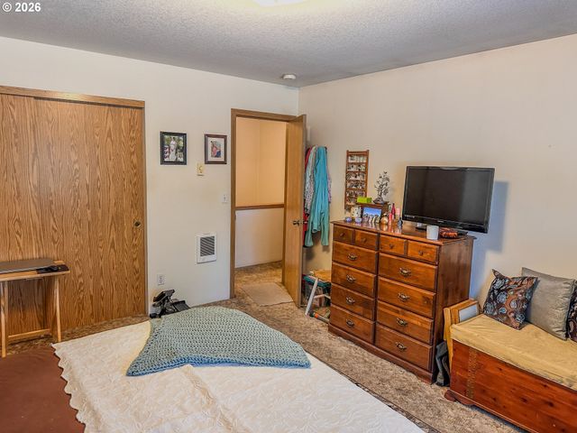 18309 PORTLAND Ave, Gladstone, OR 97027