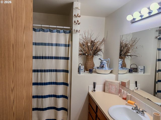 18309 PORTLAND Ave, Gladstone, OR 97027