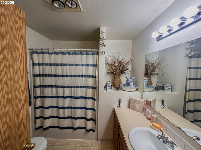 18309 PORTLAND Ave, Gladstone, OR 97027