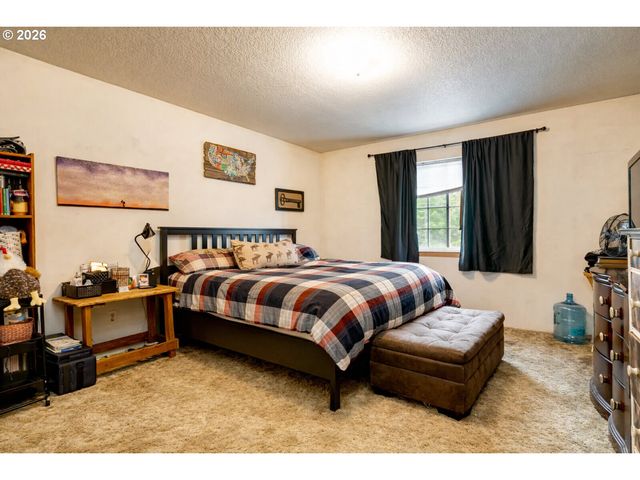 18309 PORTLAND Ave, Gladstone, OR 97027