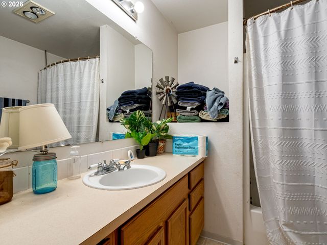 18309 PORTLAND Ave, Gladstone, OR 97027