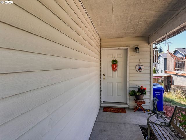 18309 PORTLAND Ave, Gladstone, OR 97027