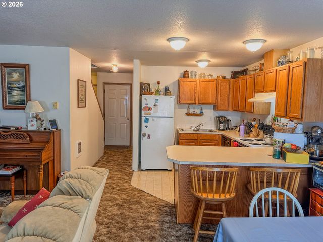 18309 PORTLAND Ave, Gladstone, OR 97027