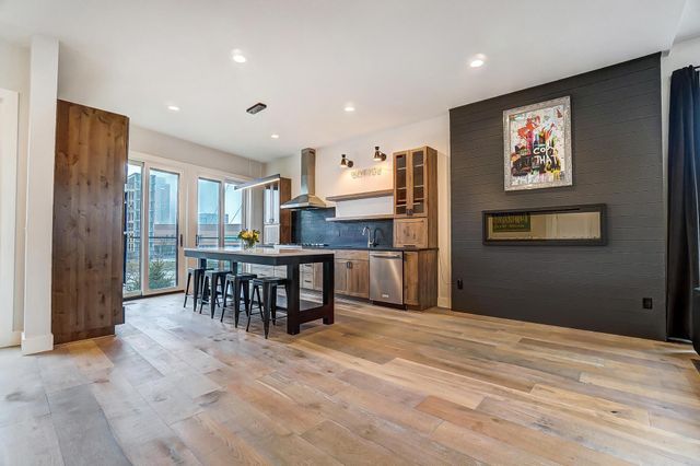 75 E Russell Street, Columbus, OH 43215