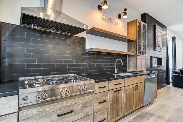 75 E Russell Street, Columbus, OH 43215