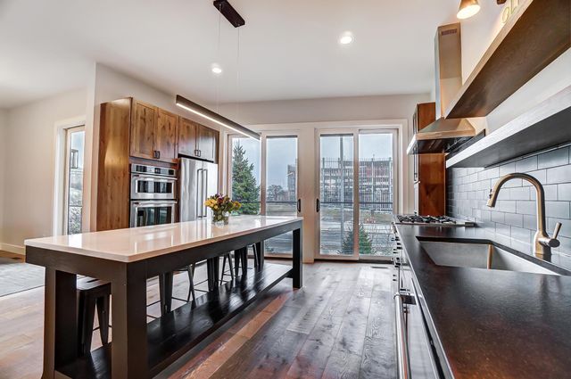 75 E Russell Street, Columbus, OH 43215