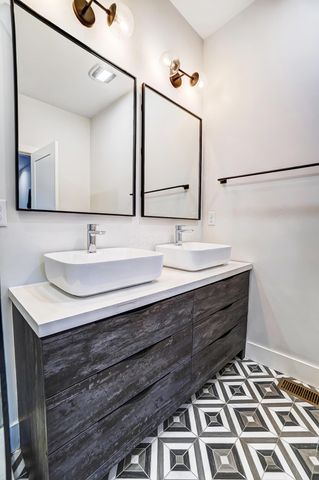 75 E Russell Street, Columbus, OH 43215