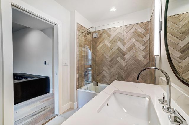 75 E Russell Street, Columbus, OH 43215