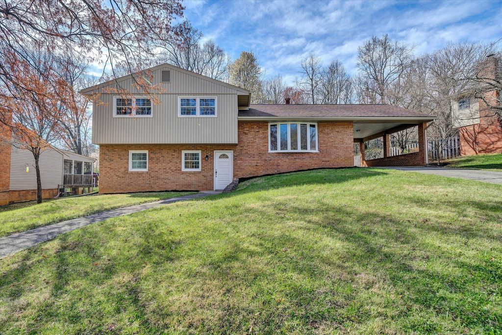 3220 Hartley CIR, Roanoke, VA 24018
