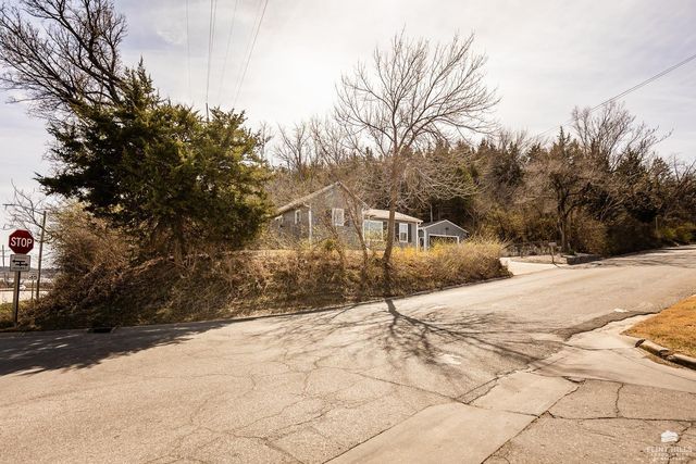 401 Ehlers Road, Manhattan, KS 66502