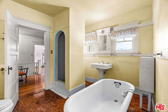 1621 5th Avenue, Los Angeles, CA 90019