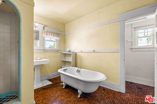 1621 5th Avenue, Los Angeles, CA 90019