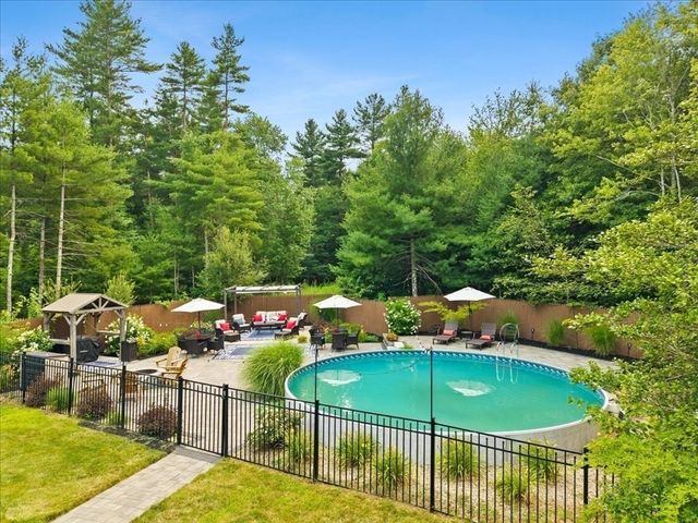 8 Paddock Cir, Middleboro, MA 02346