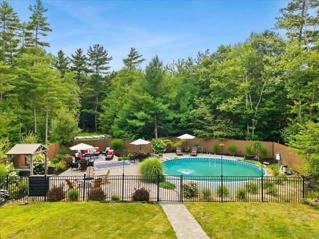 8 Paddock Cir, Middleboro, MA 02346