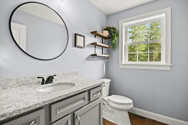 8 Paddock Cir, Middleboro, MA 02346