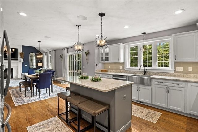 8 Paddock Cir, Middleboro, MA 02346