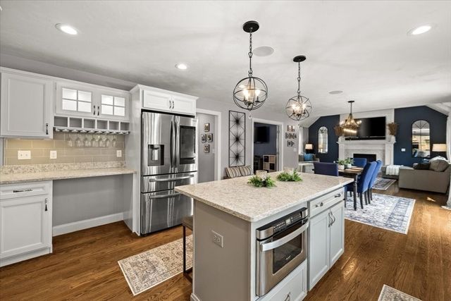 8 Paddock Cir, Middleboro, MA 02346