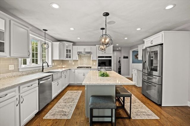 8 Paddock Cir, Middleboro, MA 02346