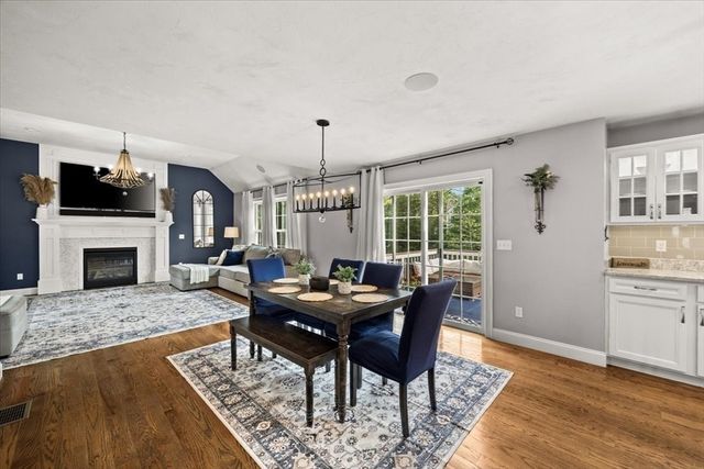 8 Paddock Cir, Middleboro, MA 02346