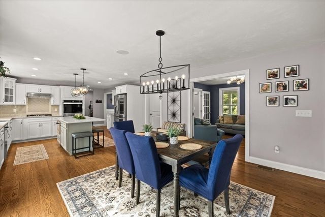 8 Paddock Cir, Middleboro, MA 02346