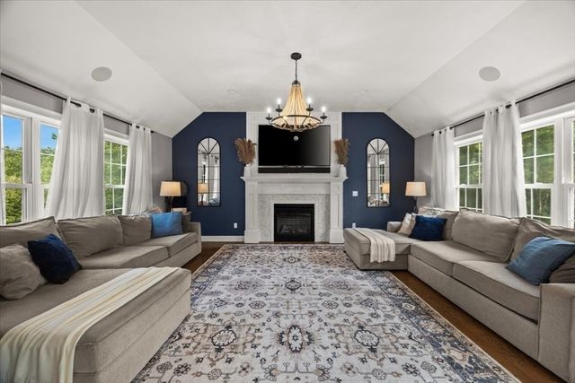 8 Paddock Cir, Middleboro, MA 02346