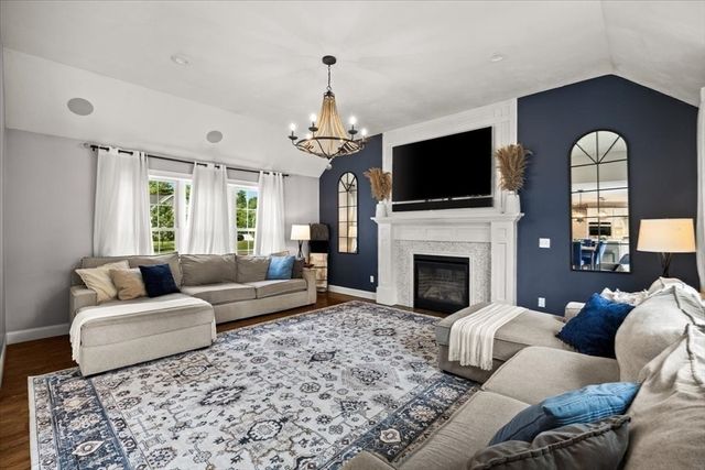 8 Paddock Cir, Middleboro, MA 02346