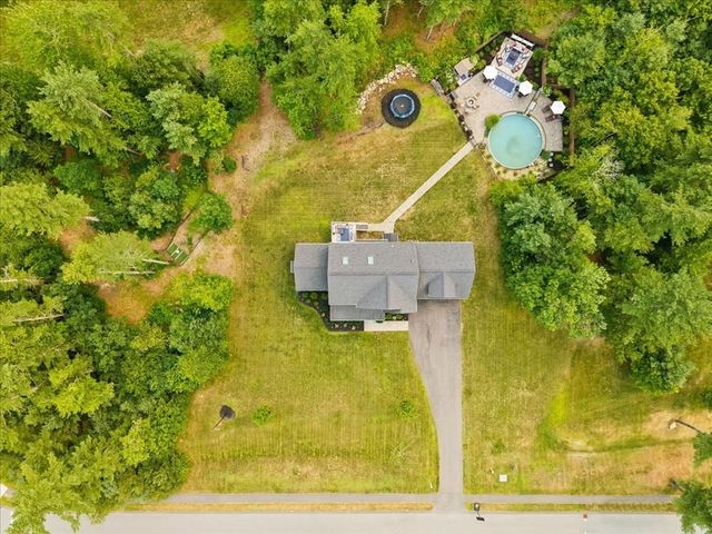 8 Paddock Cir, Middleboro, MA 02346