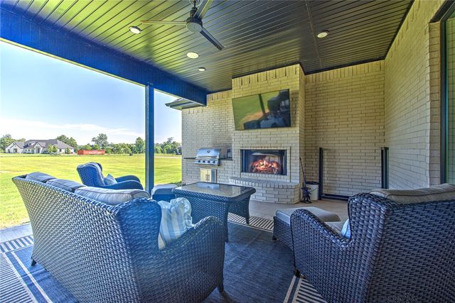 2702 NE Waterfall Avenue, Bentonville, AR 72712