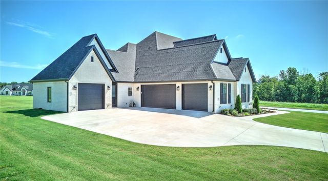 2702 NE Waterfall Avenue, Bentonville, AR 72712