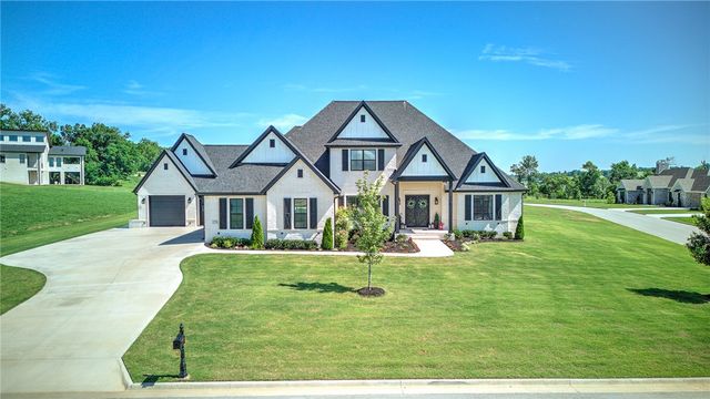 2702 NE Waterfall Avenue, Bentonville, AR 72712