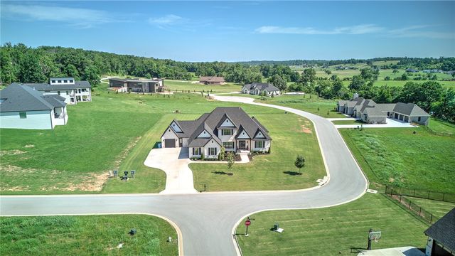 2702 NE Waterfall Avenue, Bentonville, AR 72712