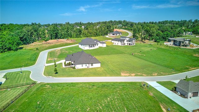 2702 NE Waterfall Avenue, Bentonville, AR 72712