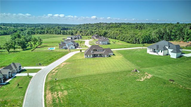 2702 NE Waterfall Avenue, Bentonville, AR 72712