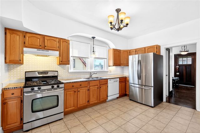 140 4th St, Chartiers, PA 15342