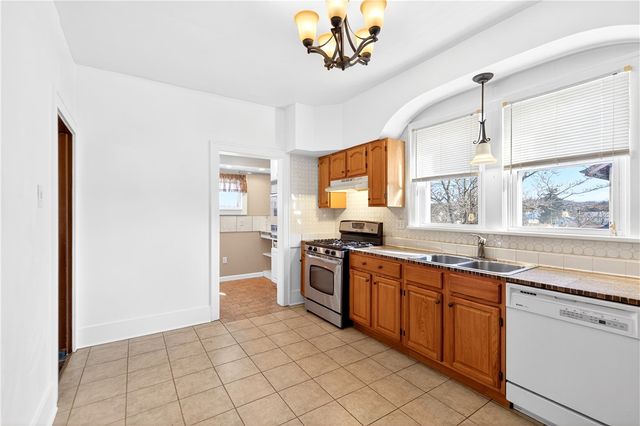 140 4th St, Chartiers, PA 15342